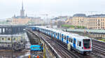 Stockholm Tunnelbana Zug 2407A1 auf der Linie 14 nach M�rby Centrum kurz vor Gamla stan, 13.05.2026.