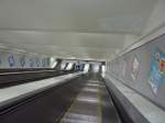 Die recht lange Rolltreppe im U-Bahnhof Karlaplan der Linie 13 am 15.5.2010.