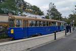 Der historische  Cafévagnen  B31C mit der Nr. 618 im Anhang des Triebwagens 333 der Stockholmer Djurgårdslinjen. Hier zu sehen am 29.9.2019 am Haltepunkt  Waldemarsudde . Man beachte die Kaffeetasse auf dem Dach!