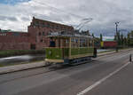 Im Schlosspark von Malmö verkehrt eine Museumsstraßenbahn, bei der zwei Wagen aus unterschiedlichen Epochen verkehren. Der 1906 gebaute Wagen 100 zeigte sich am 02.10.2016 vor der Burg Malmö.