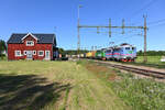 Der Green Cargo Zug 42596 ist am 24.06.2022 mit einer Doppeltraktion bestehend aus Rc4 und Rd2 auf der Stambanan genom övre Norrland in Richtung Norden unterwegs. Er ist der dritte Zug an diesem Morgen, der in dichter Folge den anderen Zügen in Richtung Norden folgt. Hier ist er bei der Durchfahrt des kleinen Bahnhofs Björnsjö zu sehen.