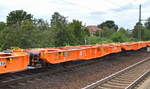 Ein nagelneuer oranger Containertragwagen vom Einsteller WASCOSA für das schwedische EVU Green Cargo siehe Aufschrift mit der Nr.
