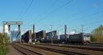241 002 am 27.10.2012 mit einem KLV-Zug bei den hamburger Sderelbbrcken.