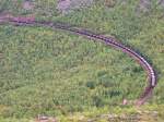 Erzzug mit Dm3 und 52 Wagen am 05.09.2007 auf der Fahrt von Kiruna nach Narvik kurz vor der Station Rombak am Rombaksbotn (Fjord). Die Aufnahme wurde vom Weg zum Sildvikvatnet gemacht, auf der Karte eingezeichnet.