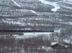 Dm3 fhrt mit beladenen Erzzug von Kiruna nach Narvik am 18.03.2006 an der STF-Touriststation Abisko vorbei, ca. 75 Prozent der Erzzge werden auf dieser Strecke immer noch mit Dm3-Loks gefahren, der Rest mit den neuen IORE-Loks.  