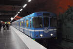 C6-Triebwagen 1355 der SL wartet an der U-Bahnstation Salana Centrum. Die Aufnahme stammt vom 02.06.2022.