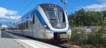 X61B 6114 der SL legt am 23.08.2025 auf seinem Weg in die Stockholmer Innenstadt einen Halt in Farsta Strand ein.