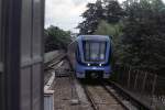 Der ET 2240 erreicht bei der Fahrt nach Hsselby Strand den Hp Stora Mossen. Trotz vieler oberirdischer Strecken gibt es bei der stockholmer U-Bahn nur wenige gute Fotostellen