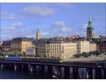 Ein lterer U-Bahnzug auf der fnfgleisigen Brcke vor der Stockholmer Altstadt  Gamla Stan .