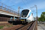 SL X60 6039 A1 zusammen mit SL X60 6020 A2 am 29.05.2015 als Pendeltåg auf dem südlichen Teil der Centralbron in Stockholm beim Söderledstunneln und fuhr gen Centralstation.