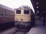 Dieses war die alte Farbgebung der TGOJ hier an einer E-Lok im Stockholmer Hauptbahnhof ( Sommer 82)