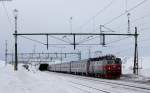 1324 mit dem D 93 (Narvik-Stockholm Central) in Vassijaure 17.3.15