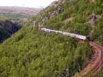Nachtzug Narvik - Stockholm am 30.08.2007 zwischen Katterat und Ssterbekk, links oben die stillgelegte Norddalen-Brcke, die neue Strecke zweigt im Tunnel nach der nchsten Kurve nach rechts ab.