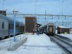 Bahnhof Boden am 16.03.2006, eben ist der Nachtzug Gteborg - Stockholm - Lulea (links) eingefahren, der Anschluzug Lulea - Kiruna - Narvik (rechts) steht schon am Bahnsteig, der Ansturm hat begonnen!