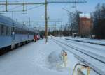 Nachtzug Gteborg - Stockholm - Lulea am 16.03.2006 in der Station Bastutrsk zwischen Umea und Boden, um 10:14 Uhr, in 3 Minuten, geht's weiter.