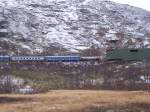 Der Nachtzug aus Stockholm mit einer Rc6 hat die schwedisch-norwegische Grenze am 09.10.2006 in ca. 520 m Hhe zwischen Riksgrnzen und Bjrnfjell berquert und fhrt jetzt 39 km abwrts nach Narvik (Meereshhe), die Strecke hat aber nie mehr wie 18 Promill Geflle!