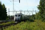 Ein unbekannter X 2000 nach stersund auf dem Ausweichgleis im Bahnhof Torpshammar.
Torpshammar, den 26.7.2008.