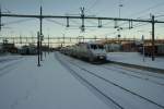 Triebwagenzug X2 2021/2526 der SJ bei der Ausfahrt aus dem Bahnhof Sundsvall nach Richtung Stockholm.