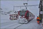 R1633 mit ABe 8/12 3504 hat Alp Grüm erreicht (rechtzeitig) und kreuzt die Schleuderfahrt ab Poschiavo.