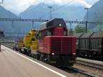 SBB-Infra/Cargo: Vom Gotthard herkommend trifft der Tm 234 130 mit enem Kranwagen und einem Gterwagen in erstfeld ein.