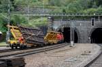 Gschenen: Rangierabteilung mit einem Spezialwagen fr Weichentransporte vor dem Nordportal des Gotthardtunnels. (Aufnahme 19.09.2008) 