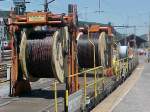 Kabelverlegeeinheit bestehend aus drei Wagen, beladen mit Glasfaserkabelbobinen.
