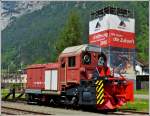 - Aussichtsturm - Die SBB Schneeschleuder X rot m 98 posiert am 24.05.2012 vor dem fr den Bau des Gotthard-Basistunnels werbenden Aussichtsturms in Erstfeld.