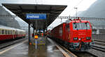 Gotthard-Bahntage: Die Fahrzeugausstellung im Bahnhof Erstfeld zeigt bei strömendem Regen den Rettungszug der SBB (XTmas 99 85 9174 001-9 CH-SBBI) auf Gleis 4.