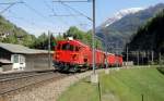 Der reinrote Lsch- und Rettungszug von Airolo bringt etwas Farbe in die wunderschne Natur.