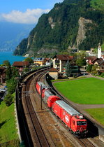 Ein LRZ (Lösch- und Rettungszug) der SBB ist am 15.09.2016 bei Sisikon Richtung Gotthard unterwegs