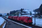 Der Lösch-und Rettungszug Rapperswil-Jona fährt bei einsetzender Dämmerung bei Bollingen in Richtung Rapperswil vorüber.Bild vom 19.1.2015