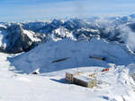 Was für eine Panoramasicht vom Aussichtspunkt oberhalb der Bergstation Rochers de Naye (1970 müM): die Schneeschleuder Xrote fährt nach der 180 Grad-Kurve in die Endstation ein. Rochers de Naye, 12.11.2019