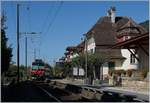 Wie gewünscht: das schöne Empfangsgebäude des Bahnhof von Ligerz, im Hintergrund ein nach Neuchâtel fahrender Regionalzug.