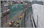 Der Westeinschnitt beim Bahnhof Oerlikon wurde verbreitert und mit zum Teil berhngenden Sttzmauern versehen, um fr die sechs Geleise aus den drei Tunneln Platz zu schaffen.