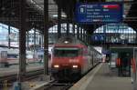 Re 460 055-7  Lillehammer  mit einem Doppelstock-IC in den guss-eisernen Hallen von Basel-SBB.