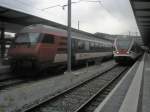 Hier links ein IC nach Brig und rechts ein Flirt nach Basel SBB, diese beiden Zge standen am 23.7.2009 in Basel SBB.