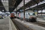 Bahnhofshalle - Blick vom Bahnsteig 9 auf den InterRegio nach Zrich mit Lok Re 460 100-1 am 11.12.2006