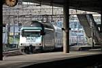 Ausfahrt am 25.10.2014 von Re 460 014-4  AIR 14  mit einem IC 2000 in Basel SBB gen Olten.