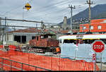 Durchaus schwer zu fotografieren war die zwischen Baugerümpel eingepferchte Ee 3/3 16406 SBB, die im Bahnhof Bellinzona (CH) abgestellt ist.