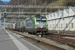 Hervorragend ausgebaute Infrastruktur, kompakte Signale und ETCS, massive Quertrageweke für die Fahrleitung, so präsentieren sich die Eisenbahnen der Schweiz im Jahr 2023!
Hier durchfährt ein Vectron der BLS Cargo - 4475 418 CH-BLSC - mit einem langen Zug des Spediteurs Ambrogio den Bahnhof Bellinzona. Der Zug hat den Gotthard Basistunnel durchquert, eine Lokomotive allein genügt für die Fahrt.
Bellinzona, 15.März 2023, 16.21 Uhr