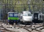 Im Bahnhofsvorfeld von Bern ist abgestellt ein TGV neben der bls Re 420 504-3 am 03.05.2009