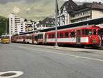 Ein Standart  Gommer-Pendel  der MGB am 10.6.18 auf dem Bahnhofplatz Brig mit der Deh 4/4 55  Brig-Glis am Zugschluss, der auf die Abfahrt wartet.