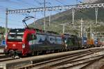 Die SBB Cargo Int. Re 193 468  Chiasso  mit der Re 193 260 mit einem Güterzug am 14.4.20 bei der Abfahrt in Brig.