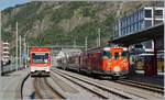 Während ein MGB Deh 4/4 mit seinem Regionalzug Brig in Richutng Visp verlässt, wartet ein  Komet  auf seinen nächsten Einsatz.