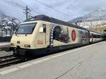 Die Re 460 019 mit der Werbung 175 Jahre Schweizer Bahnen am 2.4.22 im Bahnhof Brig.