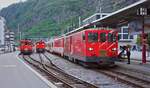 Zwei Deh II, links Deh II 95, und die Tea 2/2 801 der Matterhorn-Gotthard-Bahn haben sich am Abend des 09.05.2024 im Bahnhof Brig versammelt   