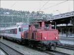 Die SBB Rangierlok Ee 3/3 16368 zieht einen Steuerwagen durch den Bahnhof von Brig am 31.07.07.