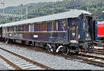 Venice-Simplon-Orient-Express (VSOE): der touristische Luxuszug von Belmond Ltd. im Portrait
Auf seiner wöchentlichen Schienenkreuzfahrt von London Victoria (GB) nach Venezia Santa Lucia (I) legt der VSOE einen längeren Halt im Grenzbahnhof Chiasso (CH) ein, um für die Weiterfahrt nach Italien die Lok zu wechseln sowie Wasser an den 16 Wagen abzupumpen und aufzufüllen. Obwohl nicht eingeplant, blieb noch genug Zeit für Fotos.
Hier ein Blick auf Schlafwagen 3425 (Carrozza-letti | Voiture-lits | 61 87 76-70 425-5 F-VSOE) der Compagnie Internationale des Wagons-Lits (CIWL | Newrest Group), der im VSOE an 16. Stelle eingereiht ist.
Aufgenommen von Bahnsteig 4/7.
[20.9.2019 | 13:39 Uhr]