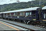 Venice-Simplon-Orient-Express (VSOE): der touristische Luxuszug von Belmond Ltd. im Portrait
Auf seiner wöchentlichen Schienenkreuzfahrt von London Victoria (GB) nach Venezia Santa Lucia (I) legt der VSOE einen längeren Halt im Grenzbahnhof Chiasso (CH) ein, um für die Weiterfahrt nach Italien die Lok zu wechseln sowie Wasser an den 16 Wagen abzupumpen und aufzufüllen. Obwohl nicht eingeplant, blieb noch genug Zeit für Fotos.
Hier ein Blick auf Schlafwagen 3544 (Carrozza-letti | Voiture-lits | 61 87 06-70 544-8 F-VSOE) der Compagnie Internationale des Wagons-Lits (CIWL | Newrest Group), der im VSOE an 14. Stelle eingereiht ist.
[20.9.2019 | 13:45 Uhr]