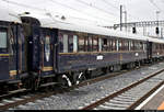 Venice-Simplon-Orient-Express (VSOE): der touristische Luxuszug von Belmond Ltd. im Portrait
Auf seiner wöchentlichen Schienenkreuzfahrt von London Victoria (GB) nach Venezia Santa Lucia (I) legt der VSOE einen längeren Halt im Grenzbahnhof Chiasso (CH) ein, um für die Weiterfahrt nach Italien die Lok zu wechseln sowie Wasser an den 16 Wagen abzupumpen und aufzufüllen. Obwohl nicht eingeplant, blieb noch genug Zeit für Fotos.
Hier ein Blick auf Schlafwagen 3473 (Carrozza-letti | Voiture-lits | 61 87 06-70 473-0 F-VSOE) der Compagnie Internationale des Wagons-Lits (CIWL | Newrest Group), der im VSOE an 13. Stelle eingereiht ist.
[20.9.2019 | 13:46 Uhr]